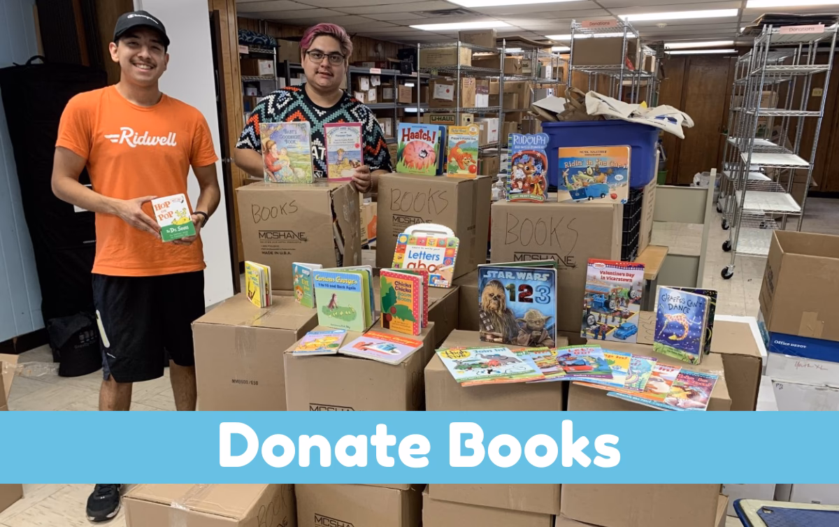 ¿Dónde puedo donar mi pila de libros?