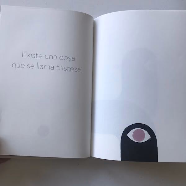 ¿Cuál es el tema principal de la novela tristes?