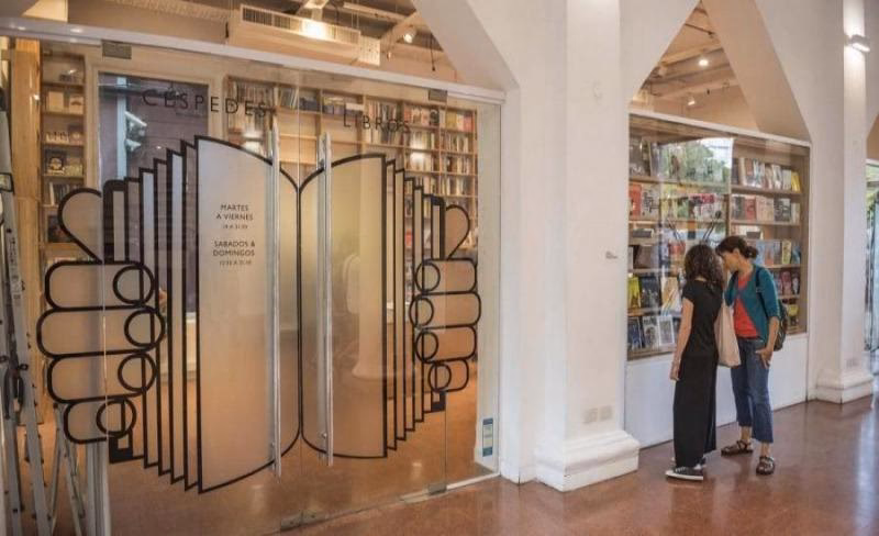 ¿Cuáles son los horarios de atención de la librería comercial?