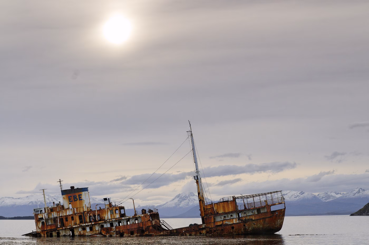 ¿Qué características tiene el emblema del buque?