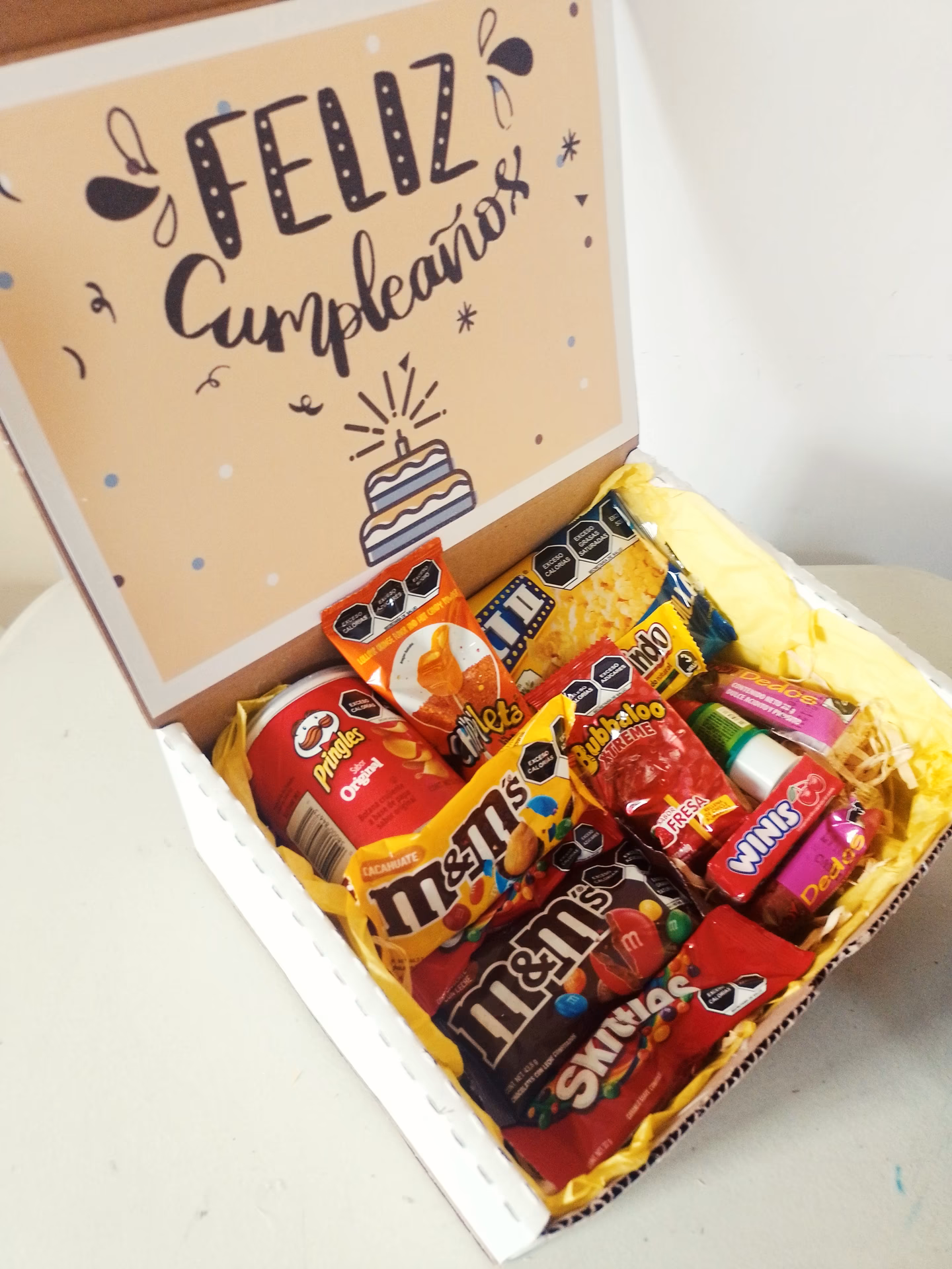 ¿Cuánto cuesta una caja de golosinas?