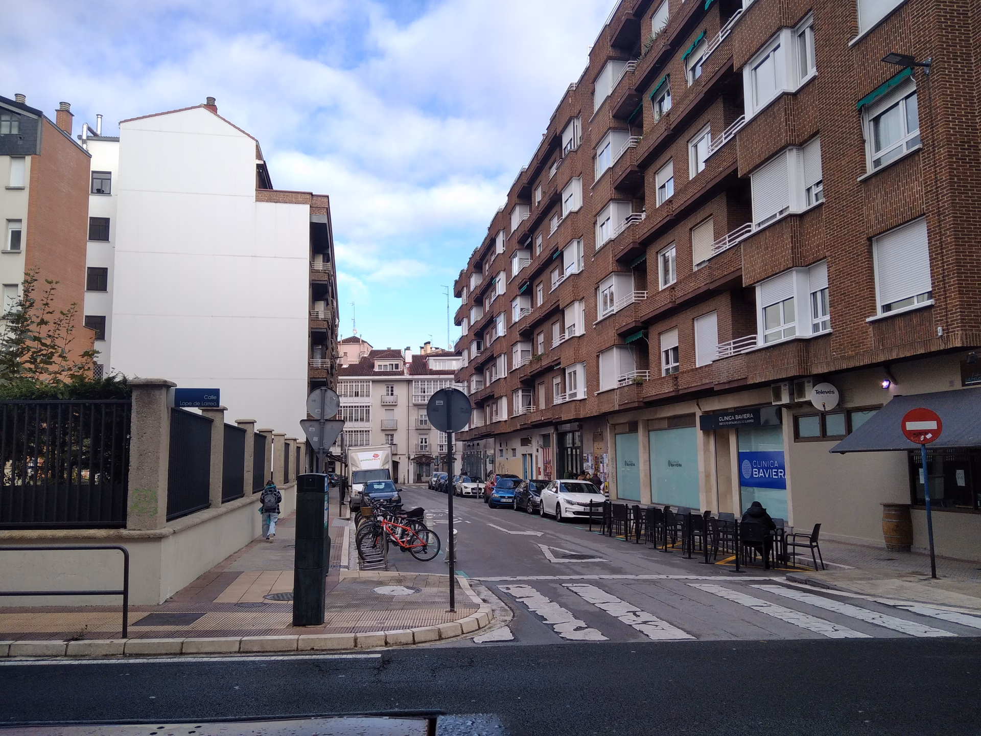 ¿Dónde se encuentra la calle de Laroya?