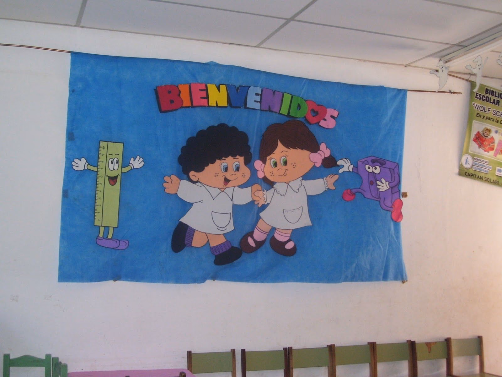¿Cómo se puede editar libremente un diseño de carteles escolares?