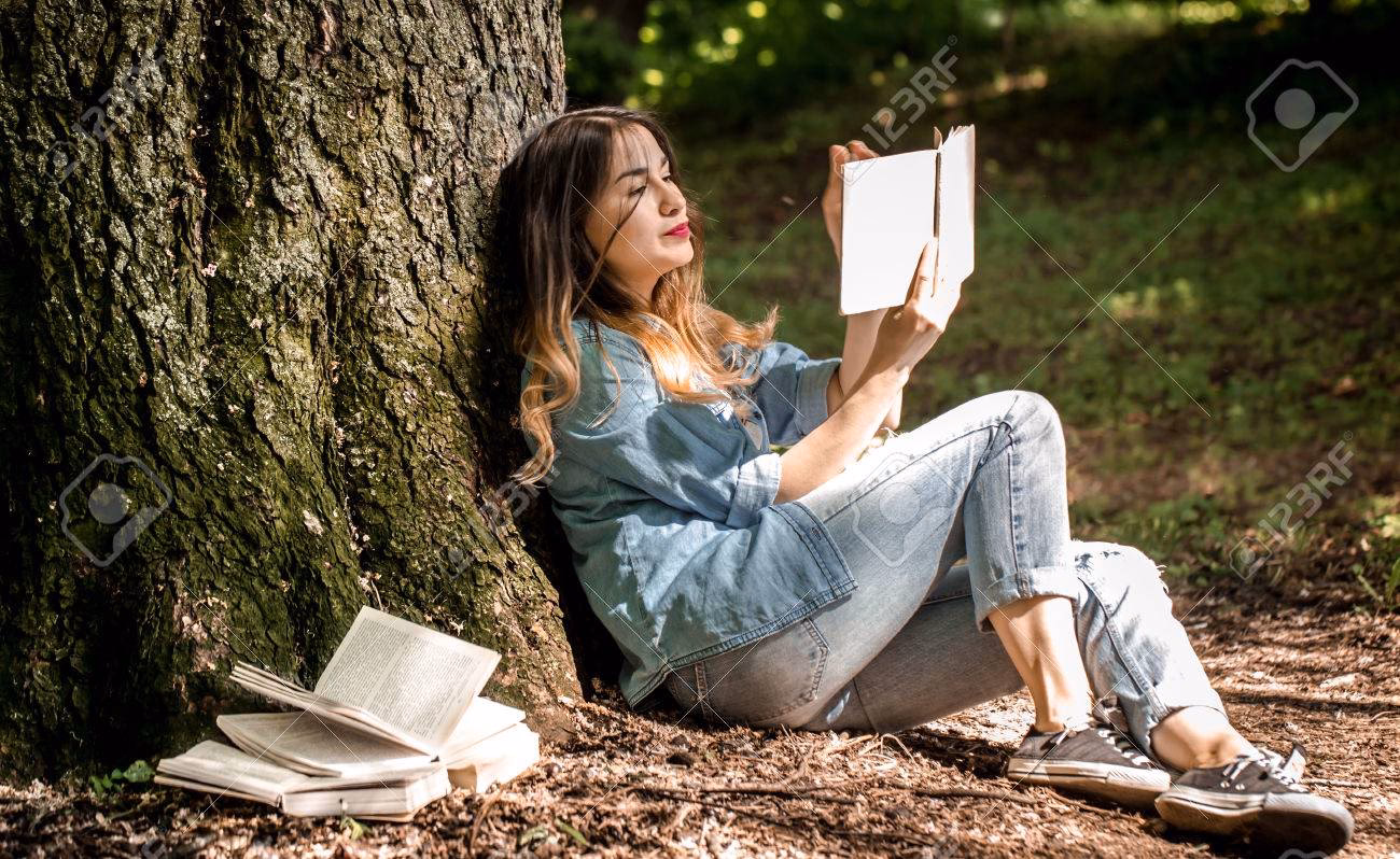 ¿Dónde puedo descargar recursos gráficos gratuitos de Chica leyendo un libro?