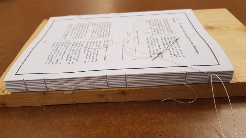 ¿Qué materiales se necesitan para encuadernar un libro DIY?