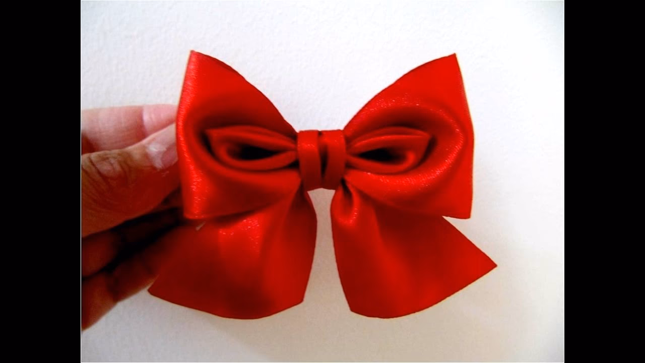 ¿Cómo se hace el primer bucle en un moño con cinta?