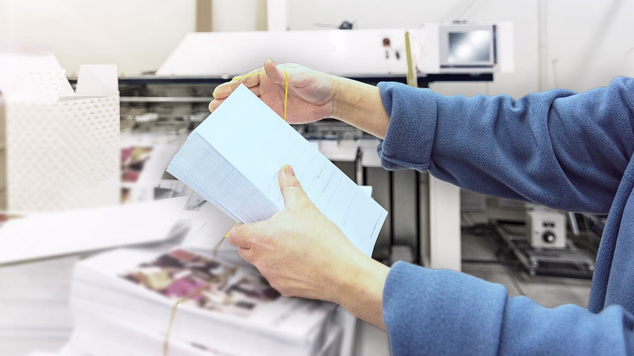 ¿Cómo llega el papel a las manos?