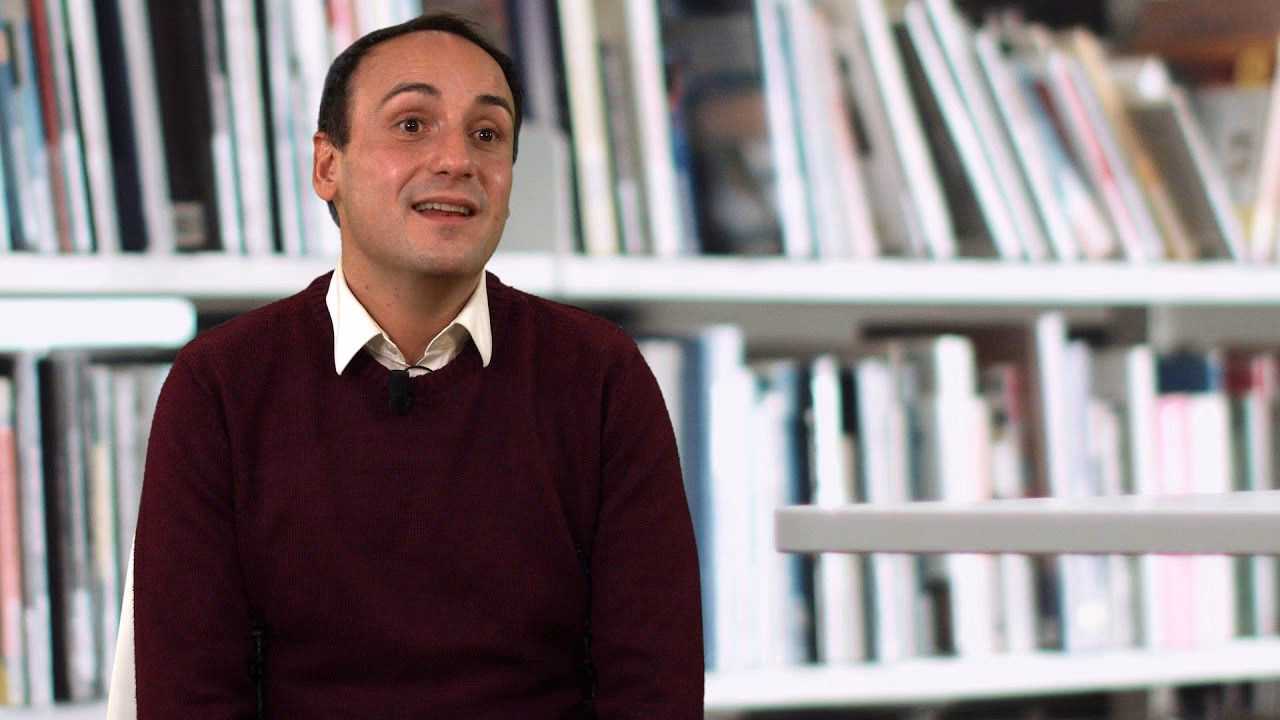 ¿Cómo se llama la persona que te atiende en la Libreria y Checa cuando tomas un libro?