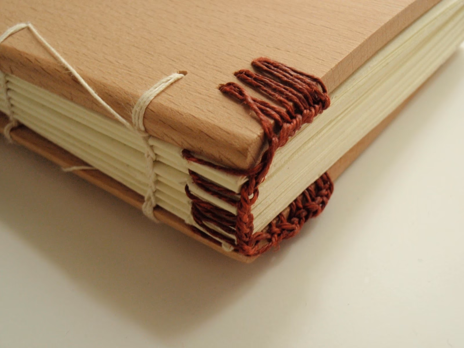 ¿Cuáles son los diferentes tipos de hilos para encuadernación de libros?