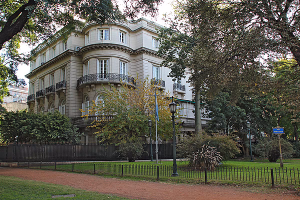 ¿Dónde se encuentra la sección consular en Buenos Aires?