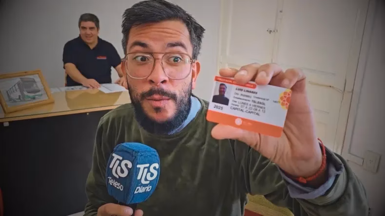 ¿Quién debe portar la credencial escolar?