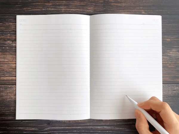 ¿Cuántas fotos y vectores hay en cuaderno abierto?