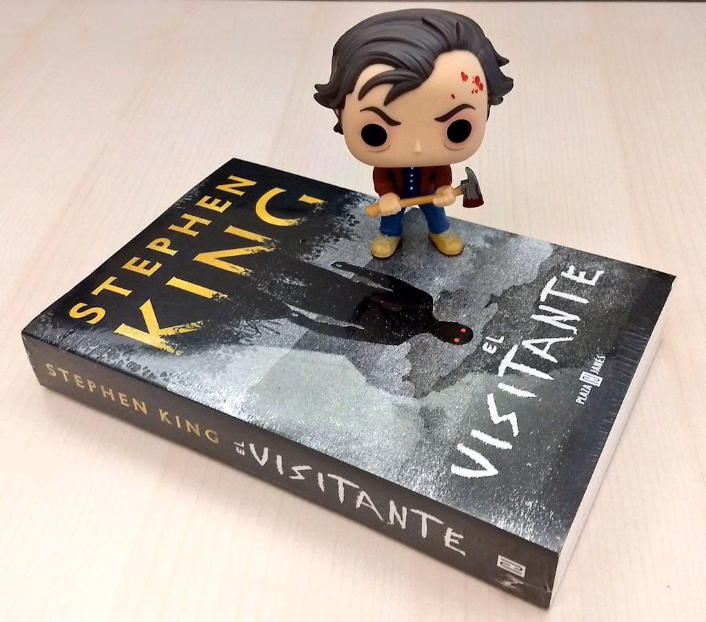 ¿Cuál es el tema principal de la novela El visitante?