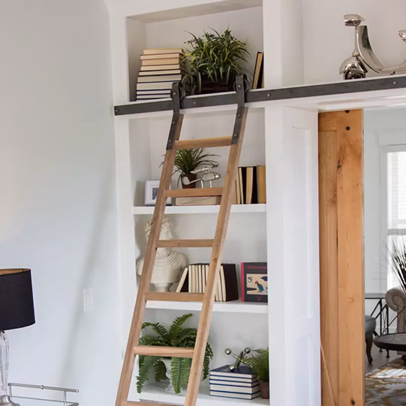 ¿Cómo puedo bajar la escalera en la Biblioteca?