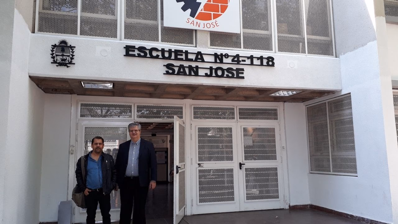 ¿Cuántas personas participan en la escuela en Mendoza?