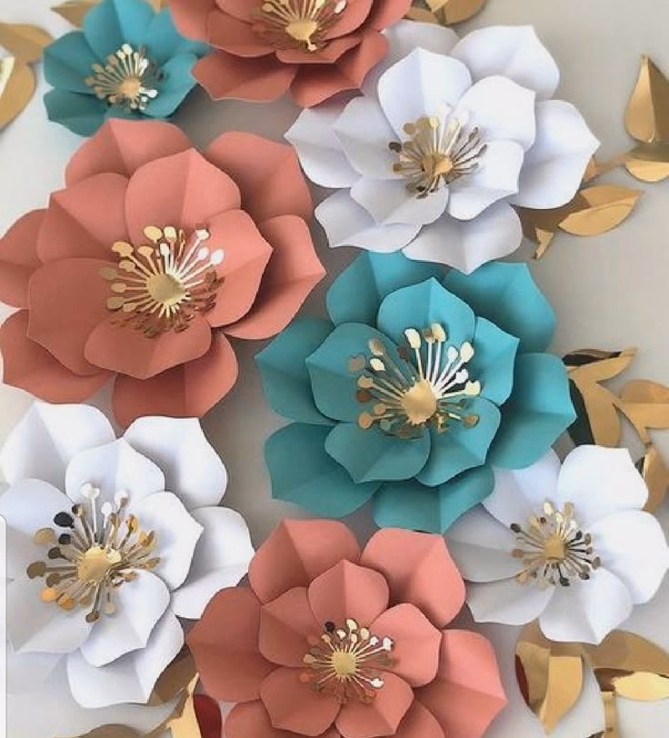 ¿Cómo se enrolla la cartulina para hacer la primera flor?