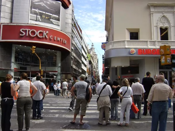 ¿Qué ofrece la estructura de Montevideo y corrientes?
