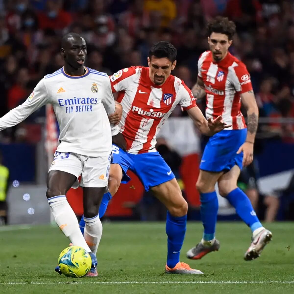 ¿Cuáles son las competiciones internacionales de fútbol que han sido transmitidas a Telemundo Deportes en vivo?