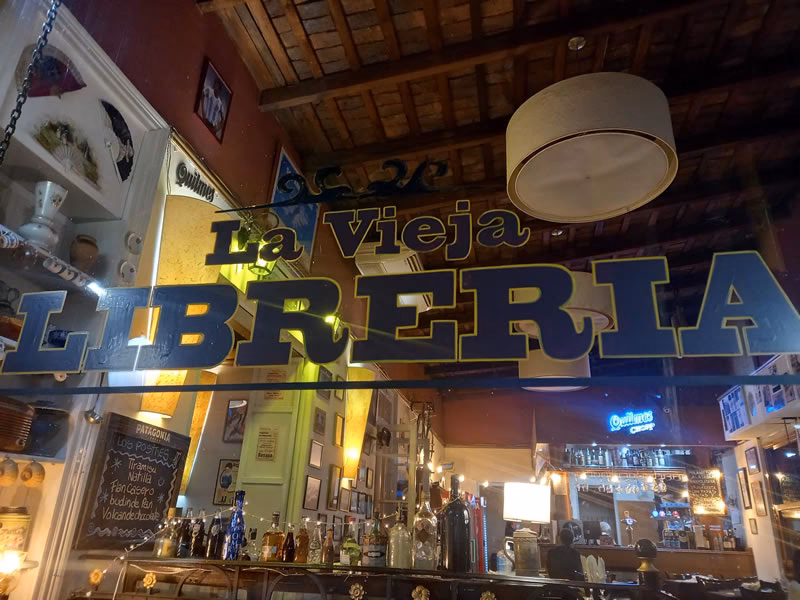 ¿Dónde encontrar librería y cafetería en Madrid?