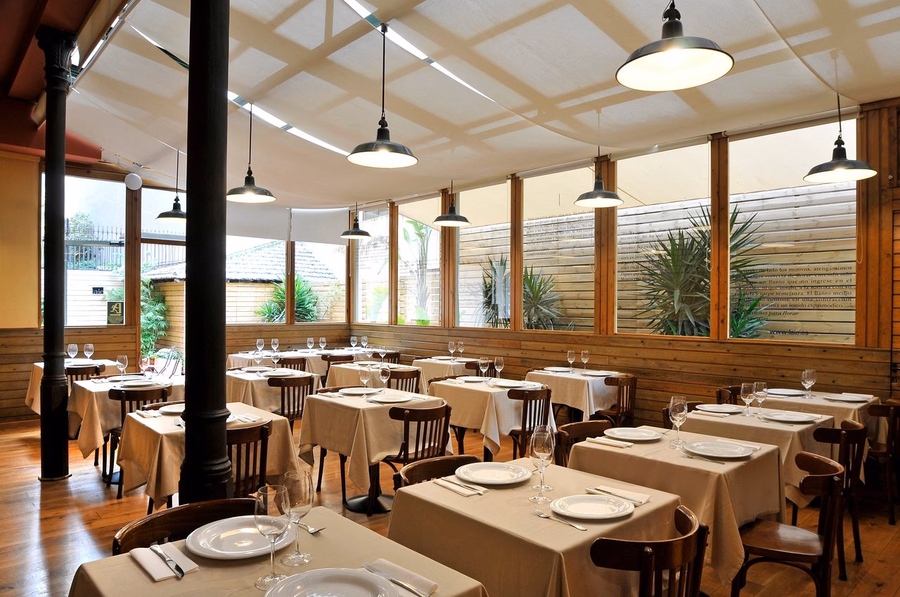 ¿Qué ofrece el café restaurante de Laie Pau Claris?
