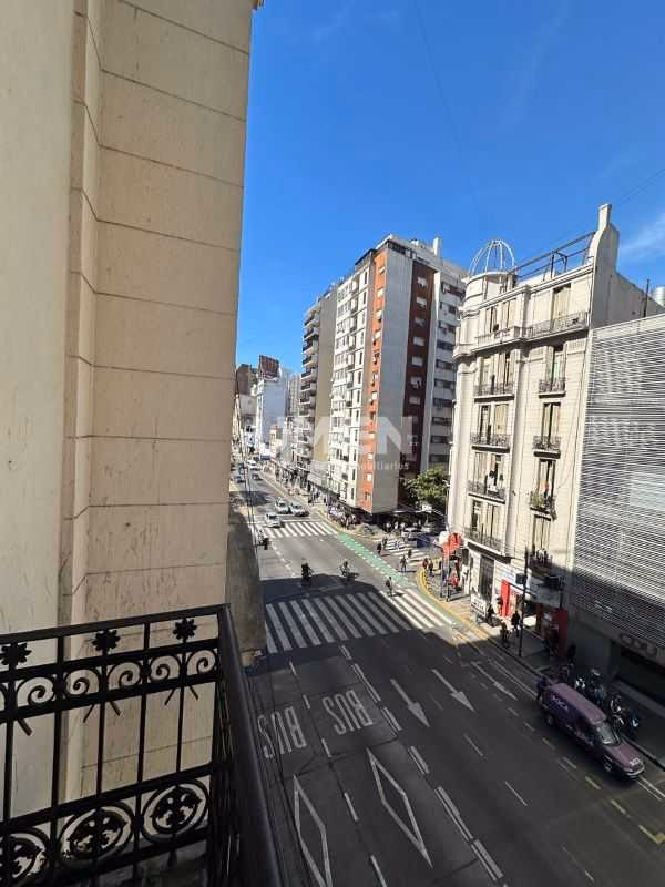 ¿Quién aportó el dinero necesario a Azcuénaga?