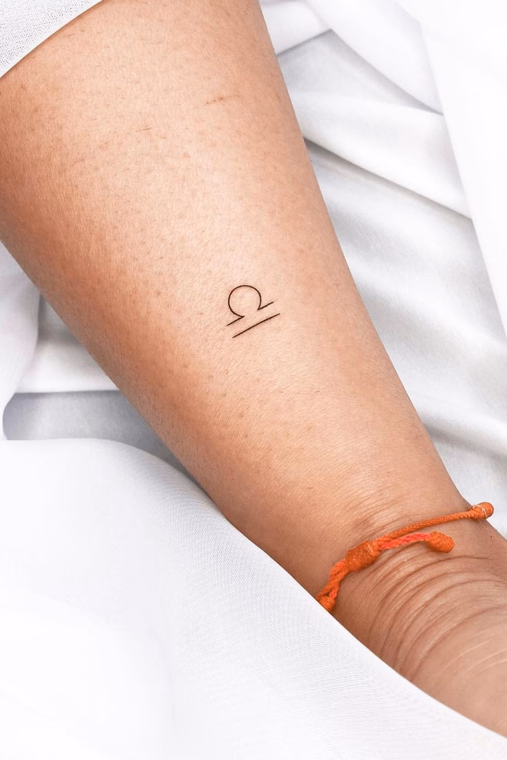 ¿Qué significa el tatuaje del signo de Libra en el cuerpo femenino?
