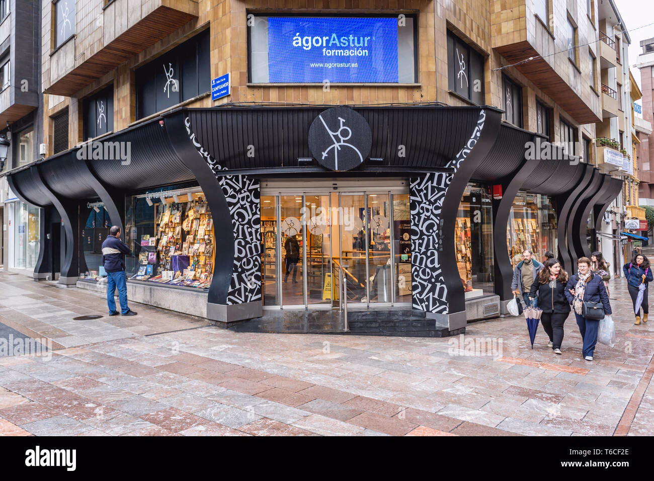 ¿Quién fundó la Librería Cervantes de Oviedo?