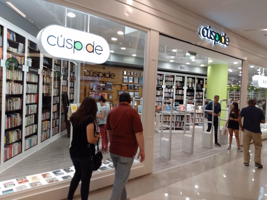 ¿Cuántas sucursales hay de Librería Cúspide En San Isidro?
