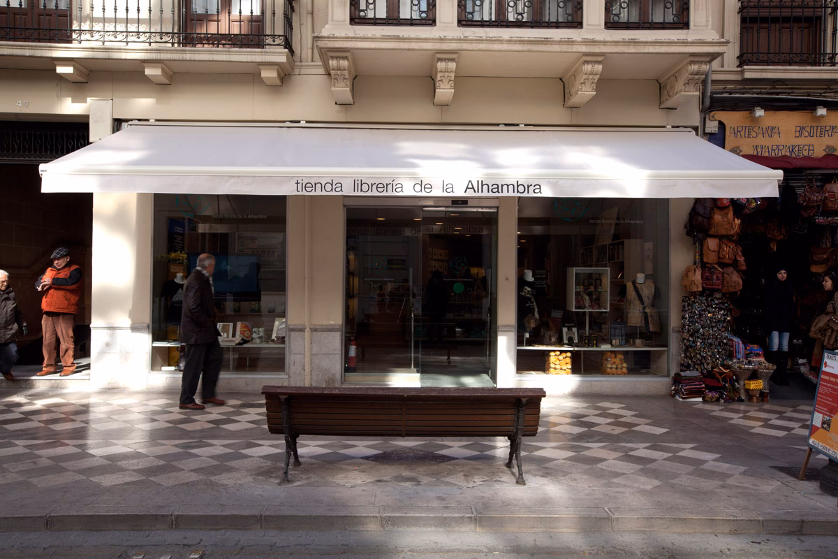 ¿Qué ofrece la librería / la tienda de la Alhambra?
