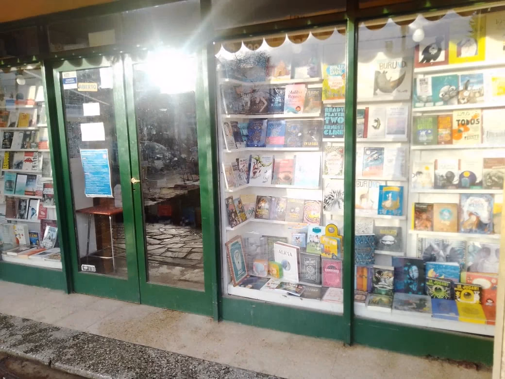 ¿Quién es el dueño de la librería El clon?