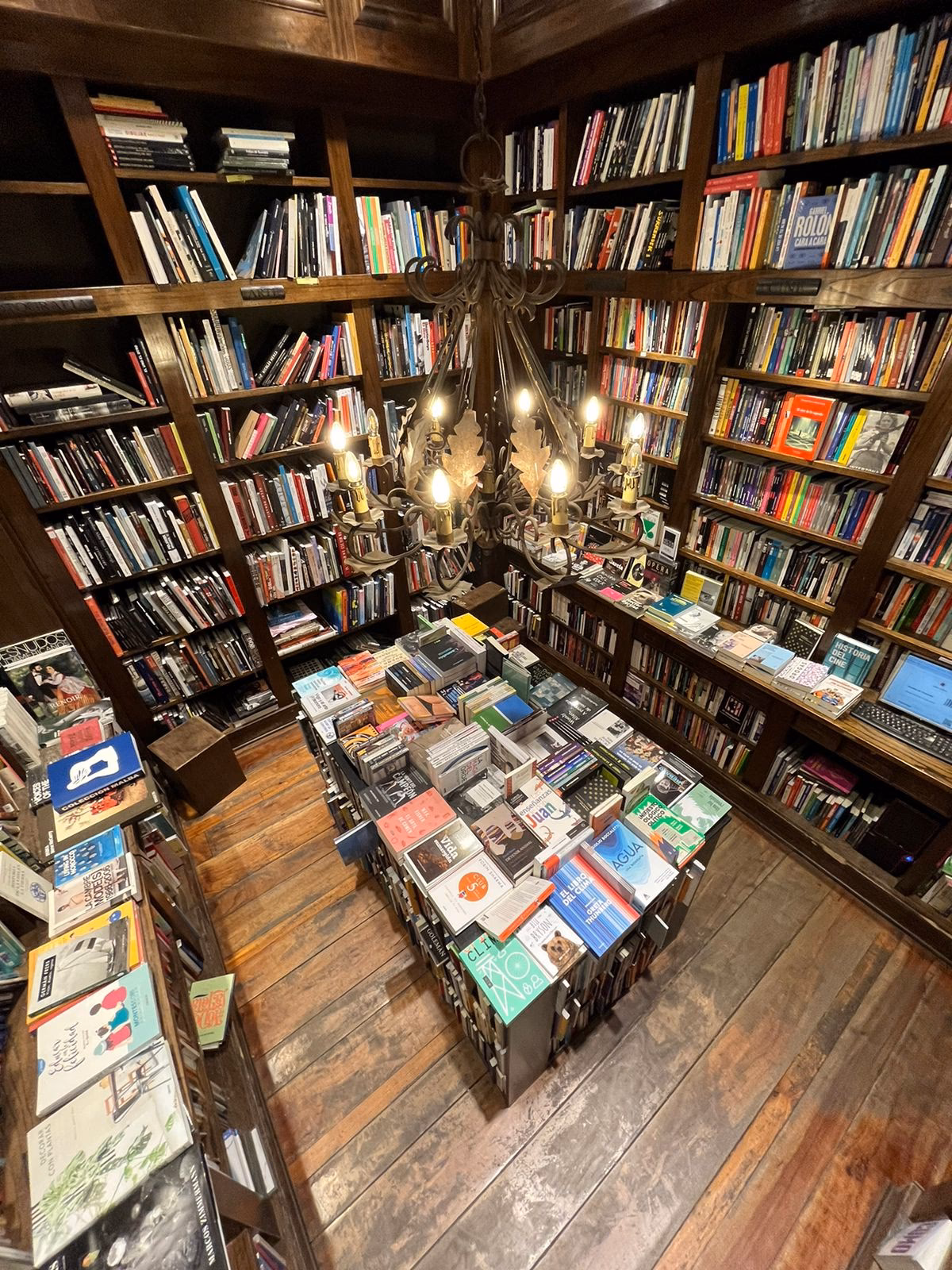 ¿Cuántos títulos de ficción y ensayo ofrece Eterna Cadencia editora?