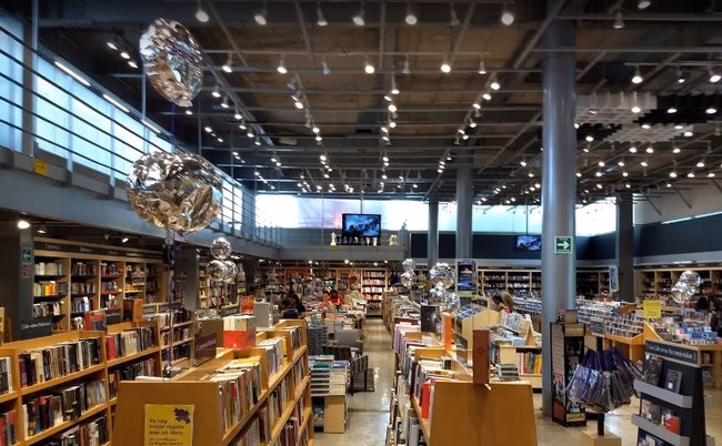 ¿Qué se puede encontrar en la librería Gandhi sobre Miguel Ángel de Quevedo?