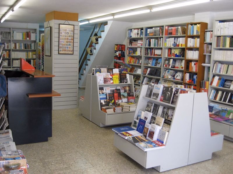 ¿Qué ofrece librería hipérbole en Ibiza?