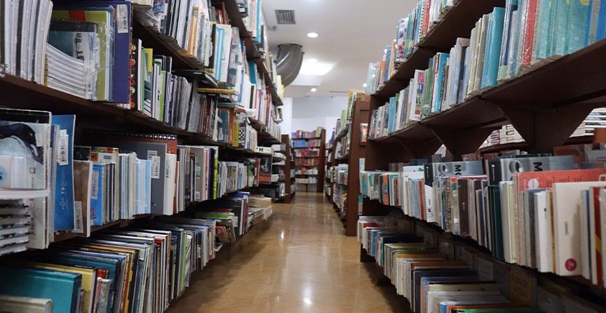 ¿Quién es el gerente de la librería Cartabón?
