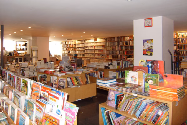 ¿Dónde se encuentra la Librería Porrúa en Monterrey?