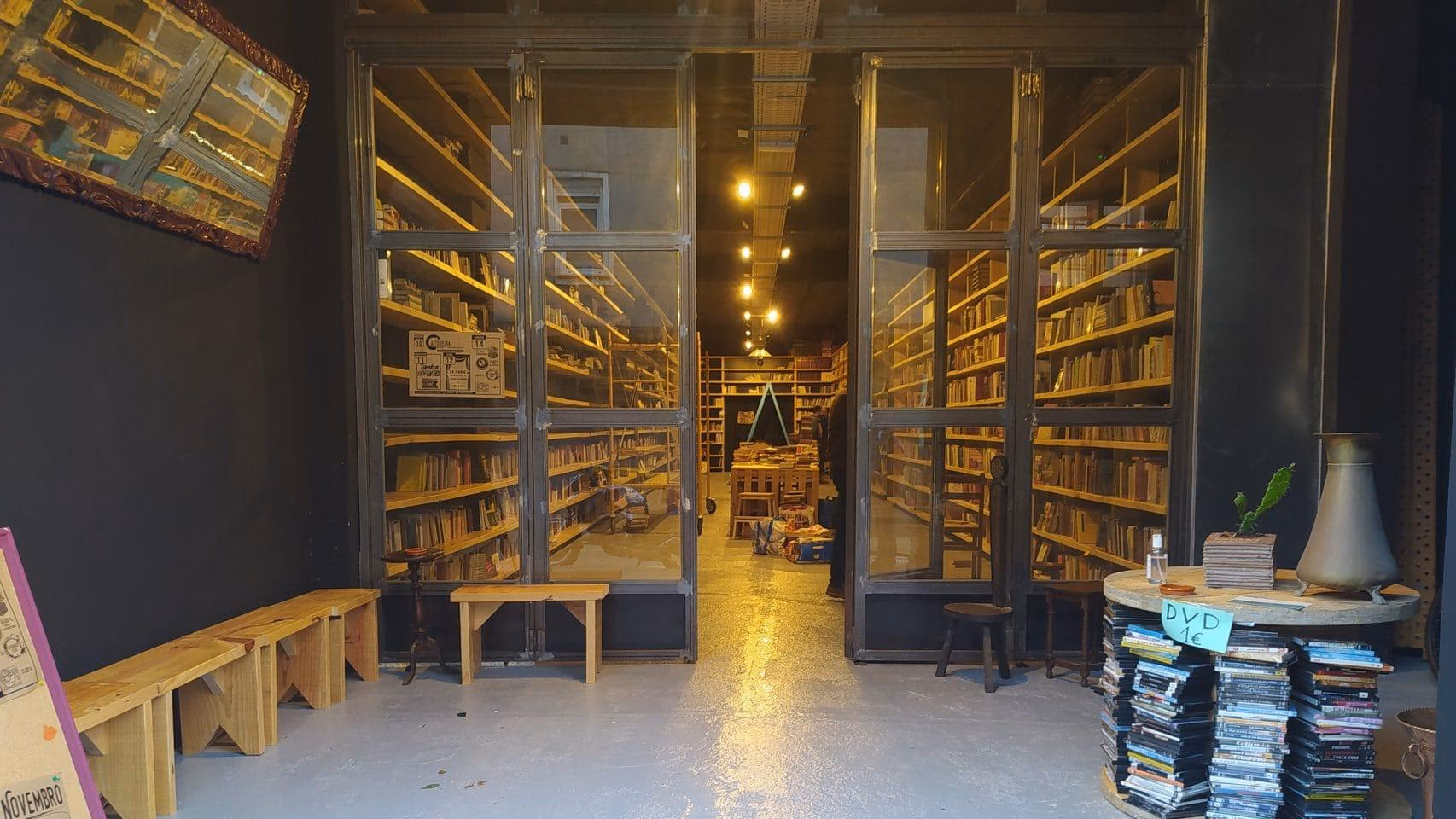 ¿Qué ofrece la librería Couceiro de la ronda de Outeiro?