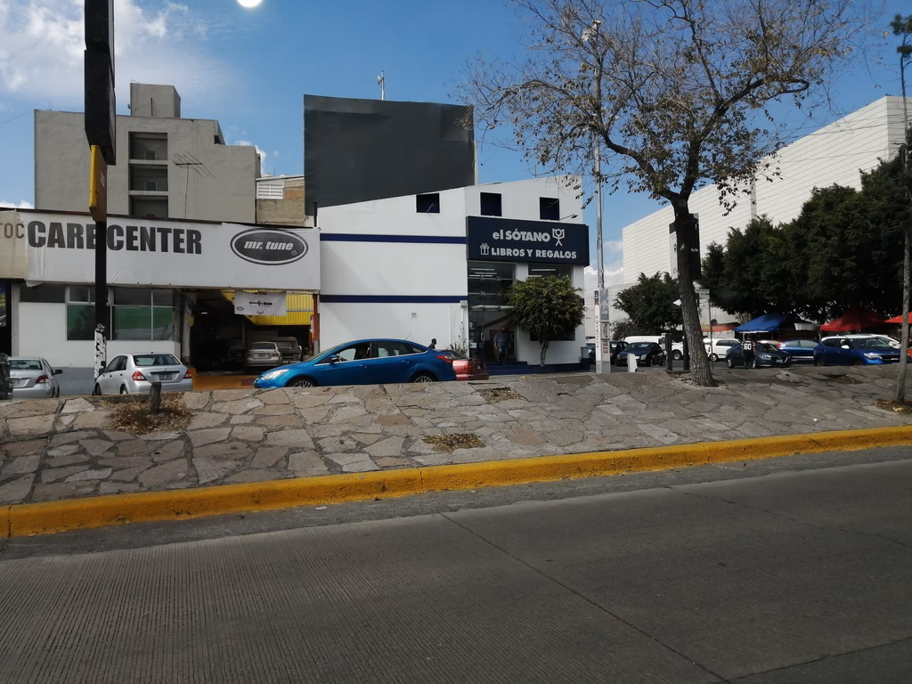 ¿Qué ofrece librería el sótano satélite?