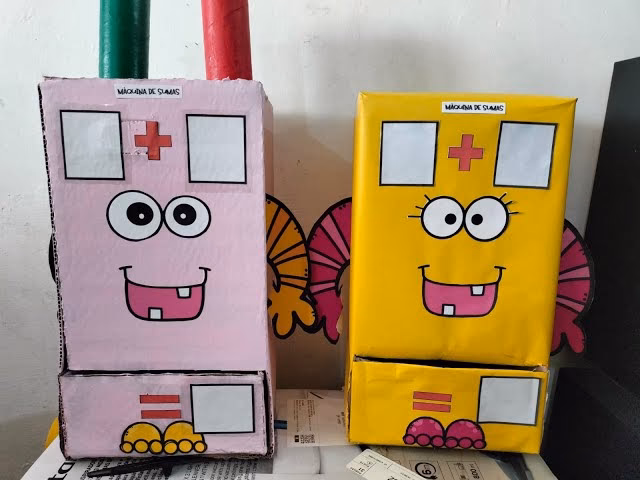 ¿Cómo se etiqueta la tecla * en una máquina sumadora?