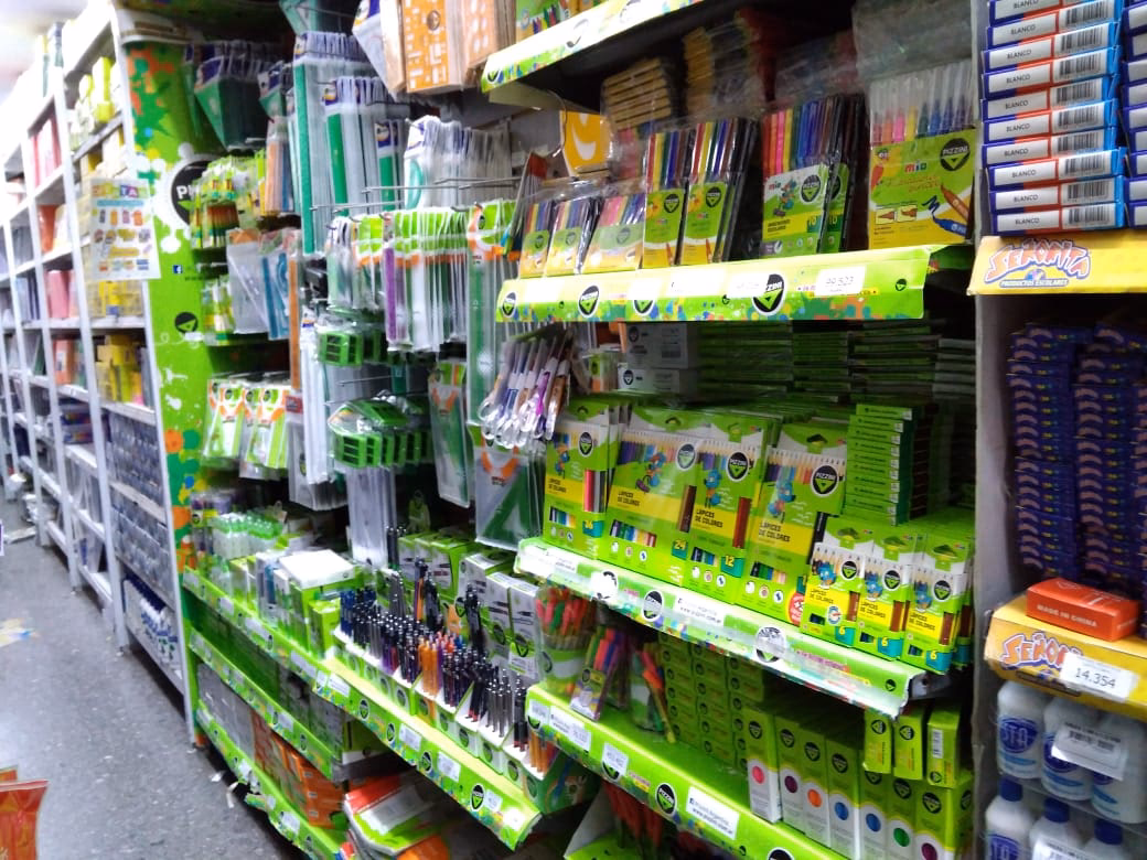 ¿Dónde se encuentra la venta mayorista de útiles escolares?