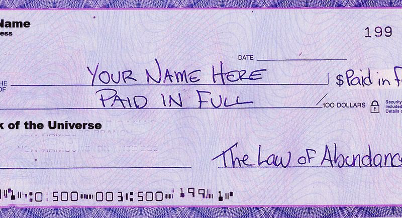 ¿Cómo poner el nombre de una persona en un cheque?