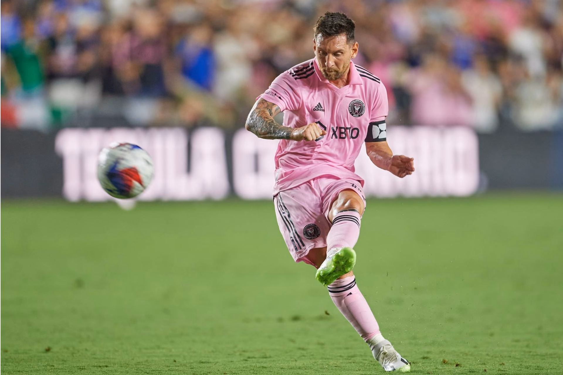 ¿Quién tiene más goles de tiro libre Messi o Maradona?