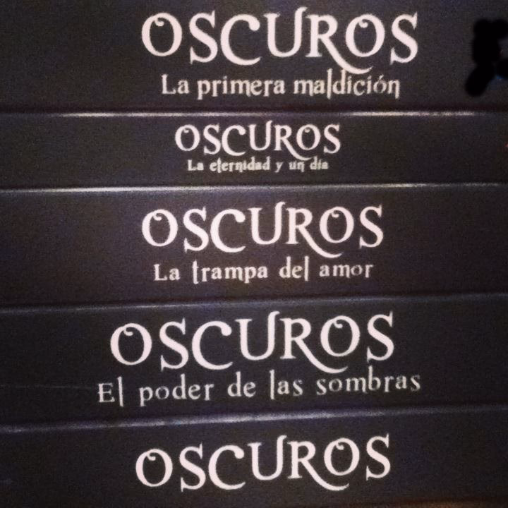 ¿Cuántas páginas tiene el libro Oscuros?