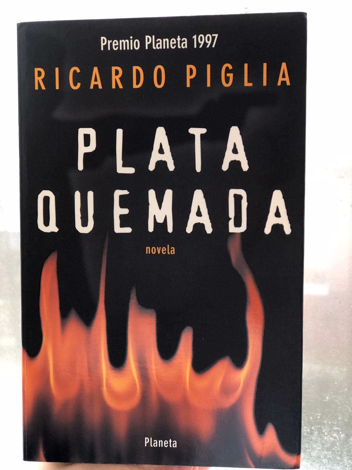 ¿Qué contiene la guía de estudio de Plata quemada?