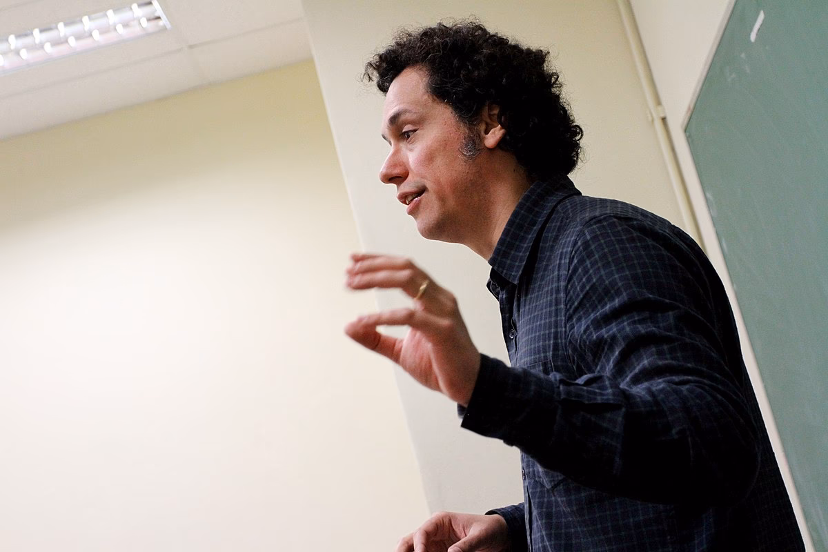 ¿Dónde reside Ricardo Romero?