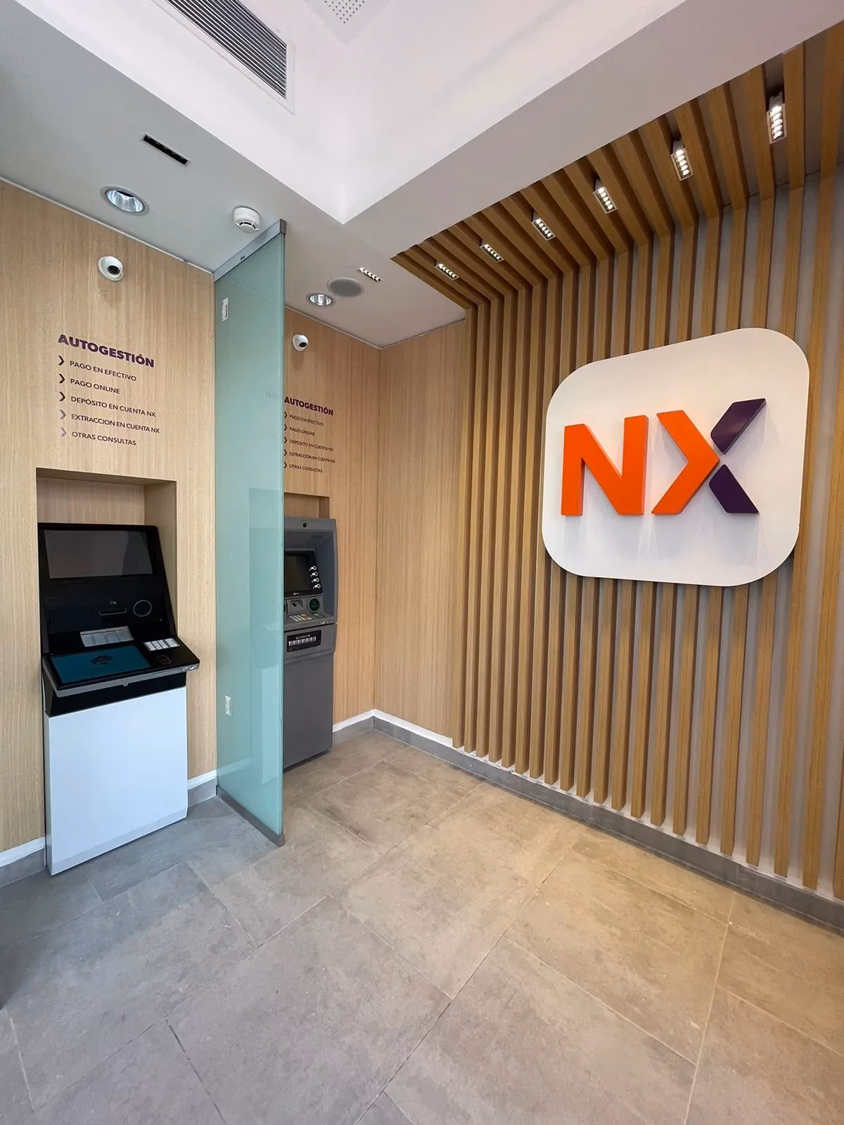 ¿Cuántas sucursales tiene Tarjeta Naranja?