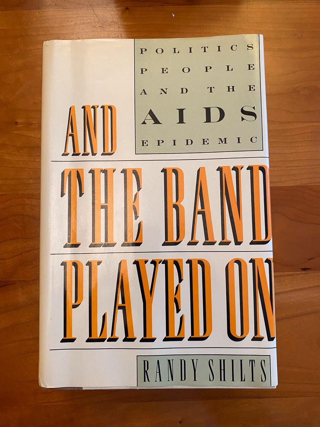 ¿Cuáles son las consignas de análisis para el film “y la banda siguó tocando”?